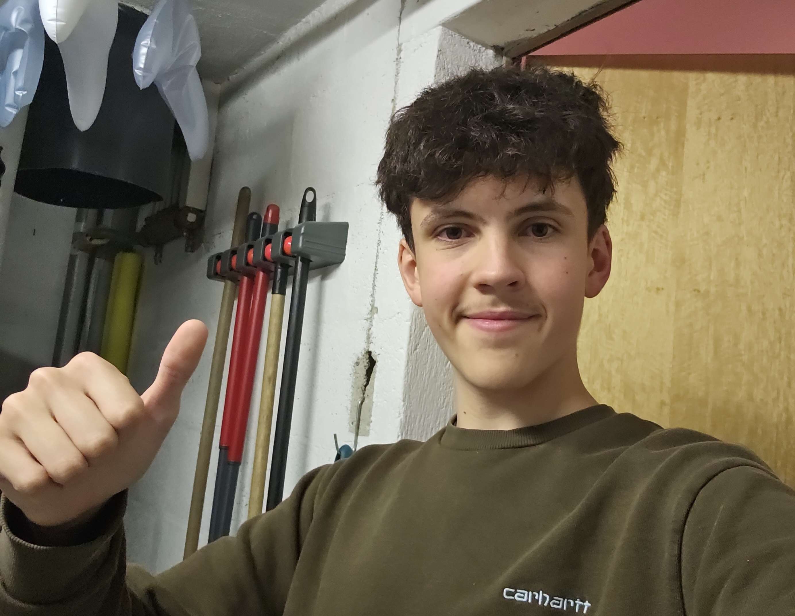 Portrait de Noé, jeune homme aux cheveux courts bruns