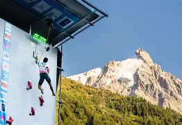 Grimpeur de vitesse sur un mur homologué