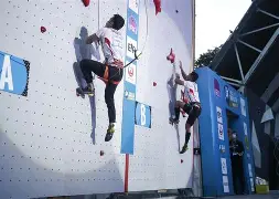 2 personnes qui grimpent un mur